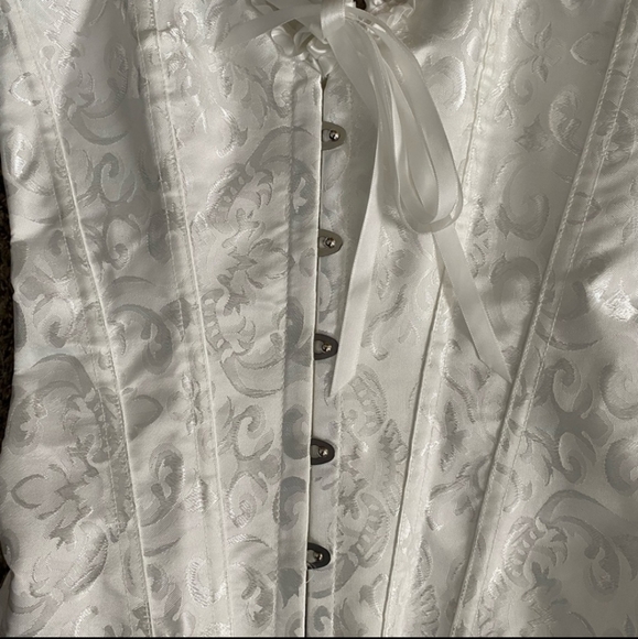 🥳 TRADED! Gorgeous White Corset - Picture 4 of 5